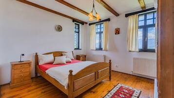 5 bedrooms, iron/ironing board, internet, bed sheets