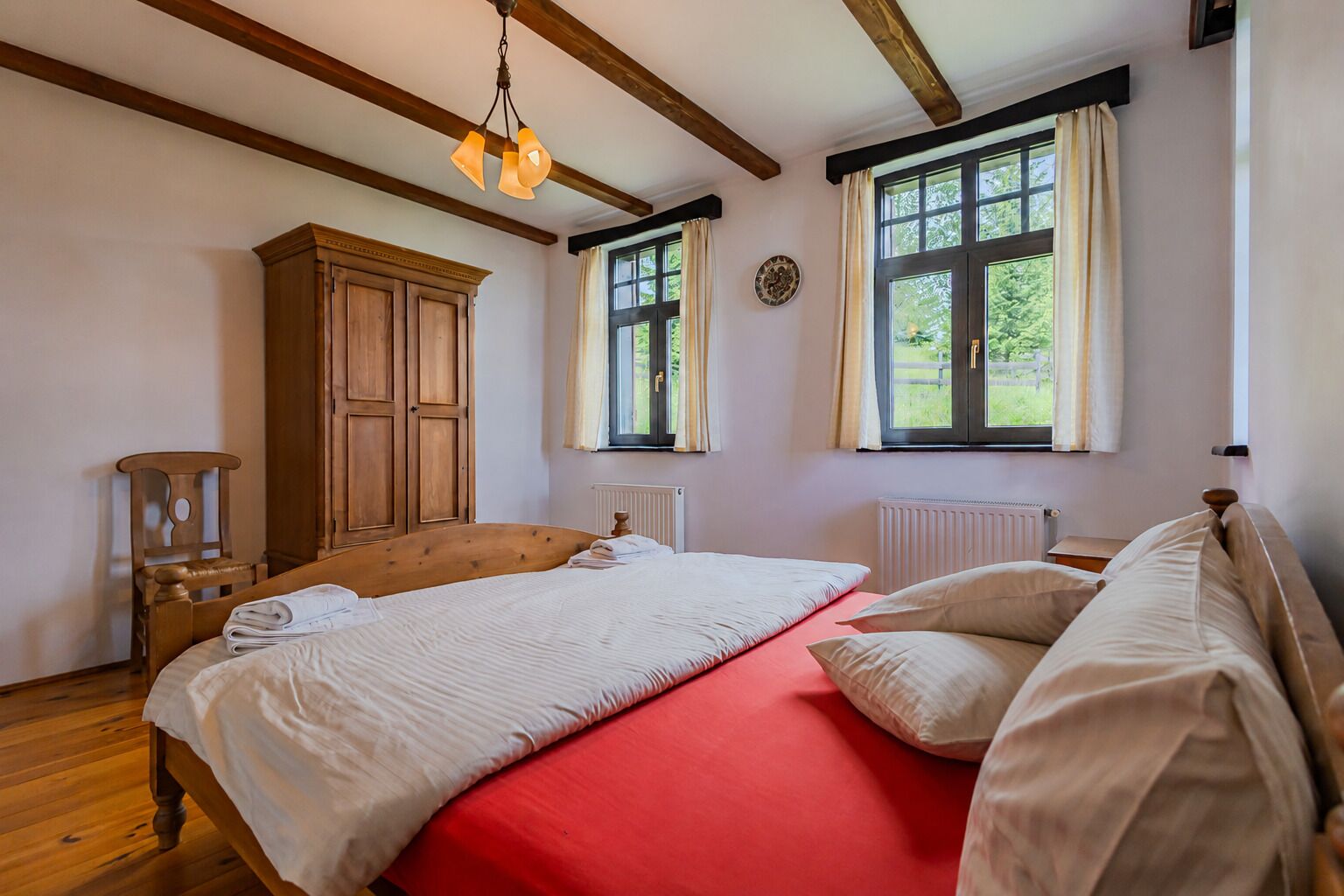 5 bedrooms, iron/ironing board, internet, bed sheets