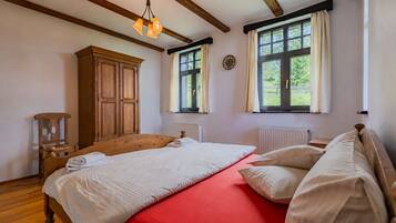 5 bedrooms, iron/ironing board, internet, bed sheets