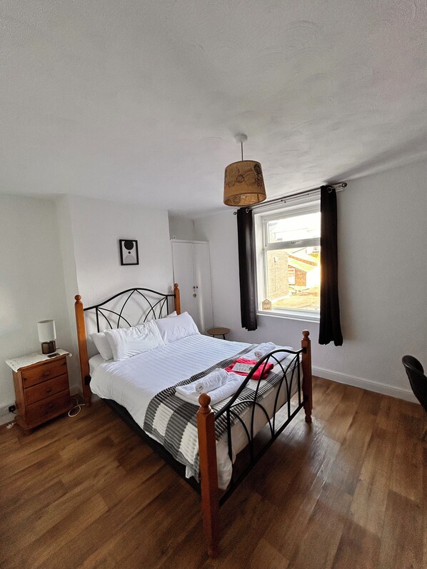 2 عدّة غرف نوم ومكواة/لوح كي وواي فاي مجانًا وملاءات أسرّة