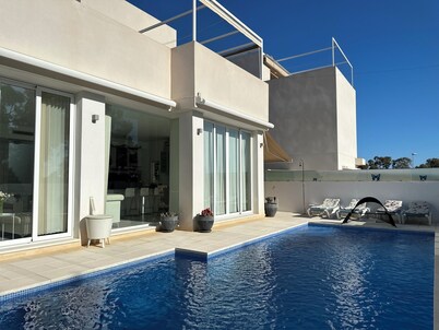 Detached 4 bedroom luxury villa with pool sleeping 8
