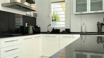 Een koelkast, een magnetron, een oven, een kookplaat