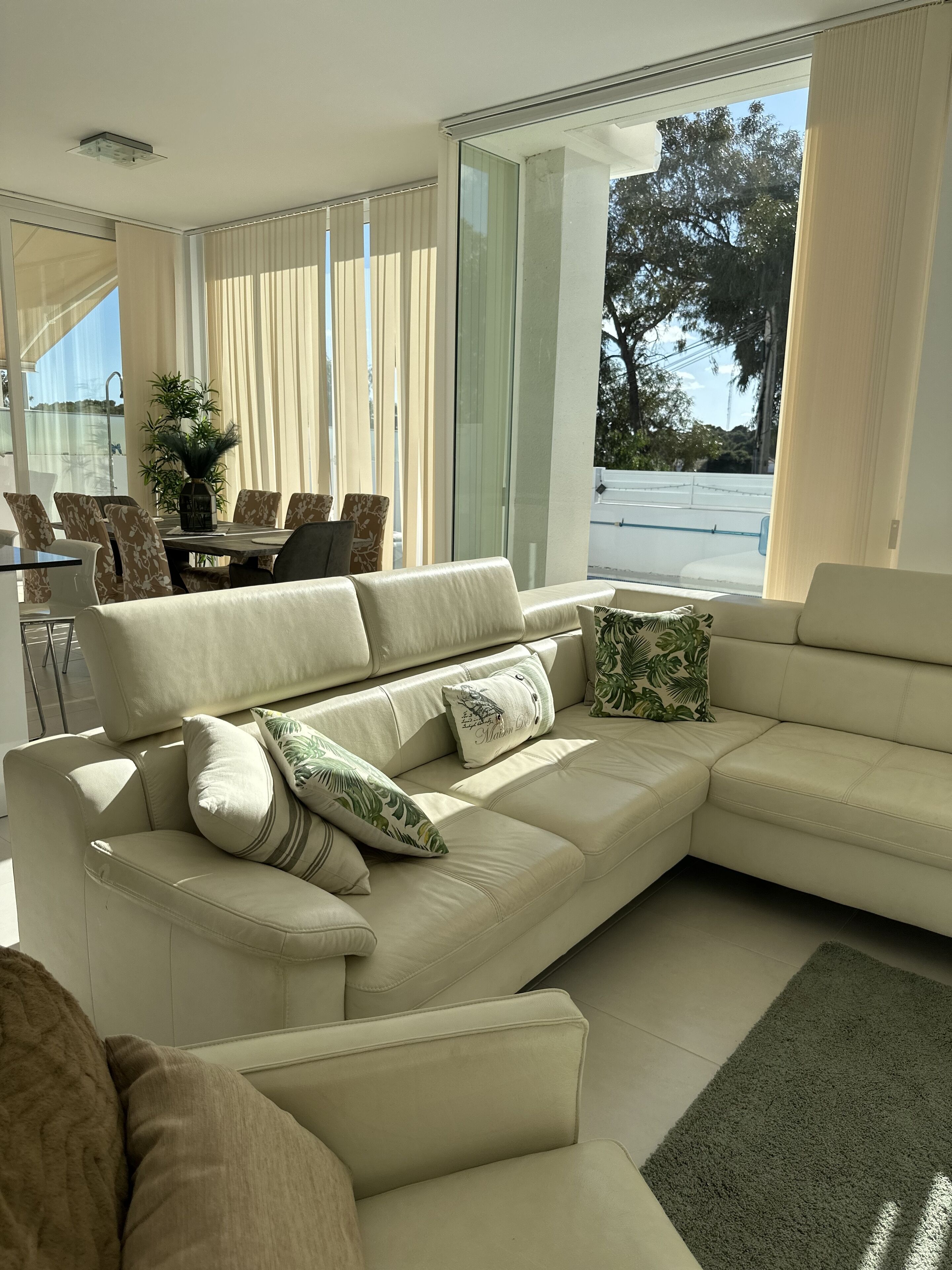 Smart-TV, DVD-spiller, bøker og filmbibliotek