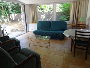 Fernseher, Kamin, Bücher