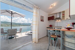 Fridge, oven, coffee/tea maker, electric kettle