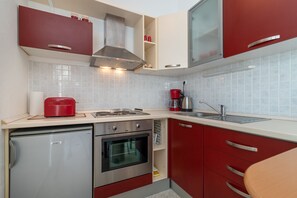 Fridge, oven, coffee/tea maker, electric kettle