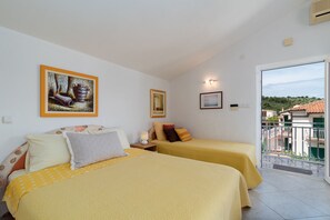Iron/ironing board, free WiFi, bed sheets - Mandic - studio apt w/ stunning sea view terrace & only 100m from the beach (Mastrinka)