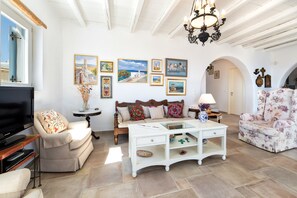 TV, fireplace, DVD player, books - PAROS , TRIPITI VILLA WITH BREATHTAKING VIEW (PAROS)