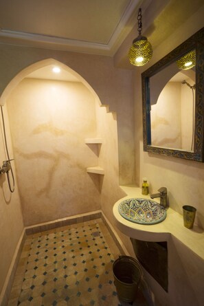 Hair dryer, towels, soap, toilet paper - Lovely riad in marrakech in the heart of medina excluisvely for you (Medina)
