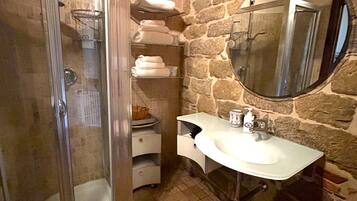 Dusche, Haartrockner, Bidet, Handtücher