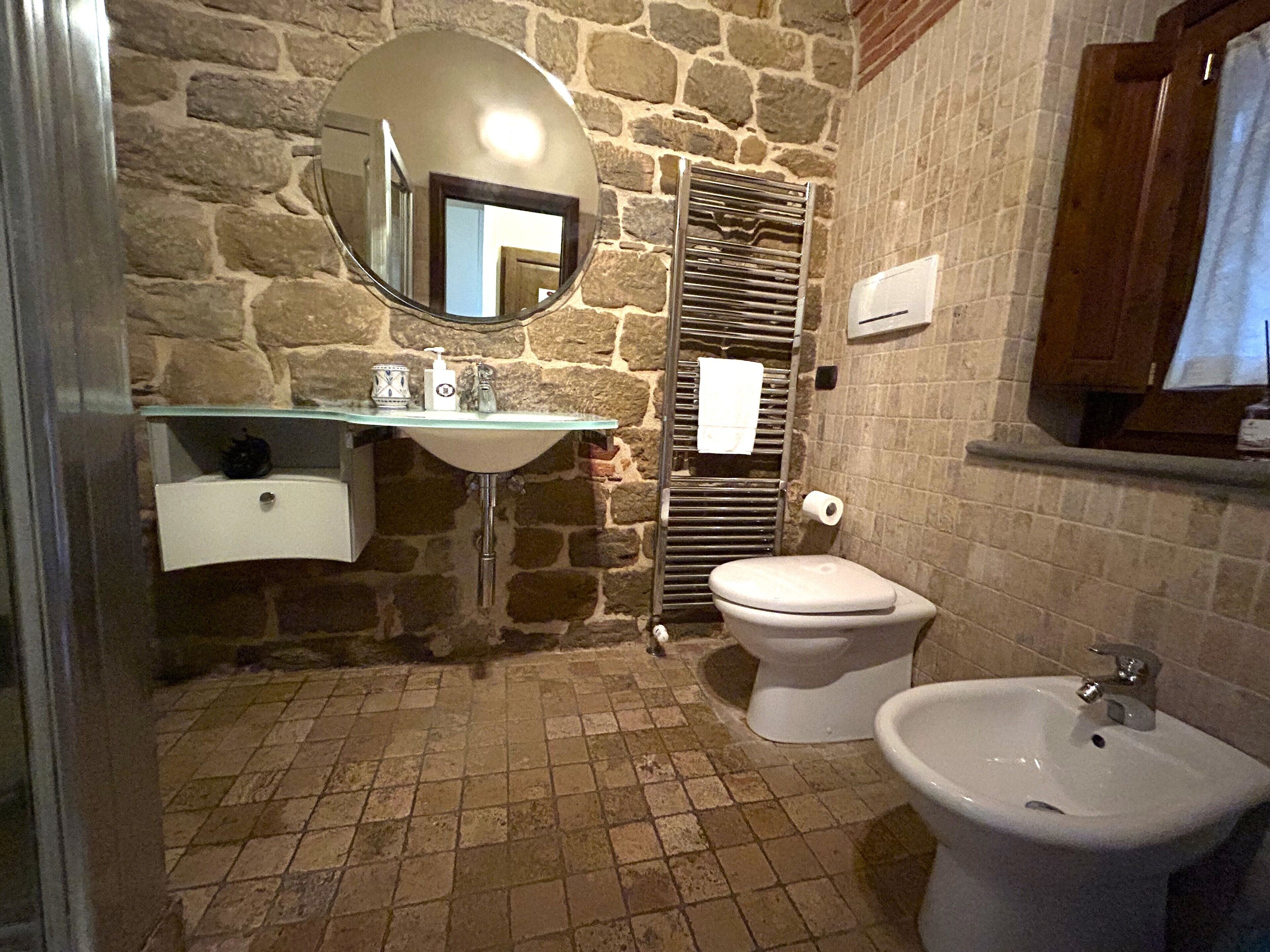 Doccia, asciugacapelli, bidet, asciugamani