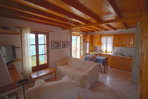 TV - Sonia's Apartment in Fiscardo Waterfront (Fiscardo Kefalonia)