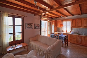 TV - Sonia's Apartment in Fiscardo Waterfront (Fiscardo Kefalonia)