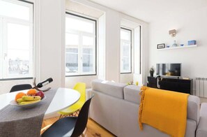 TV - Central Sunny Flat - Prime Location by HostWise (Porto)