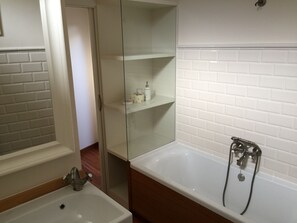 Chuveiro/banheira combinados, secador de cabelo, toalhas de banho 