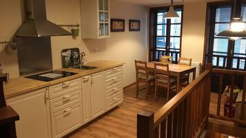 Een koelkast, een microgolfoven, een oven, een vaatwasser