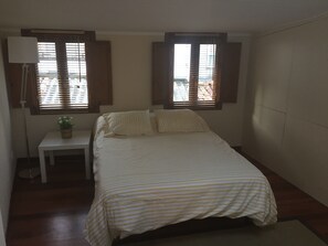 1 habitación, tabla de planchar con plancha y ropa de cama 