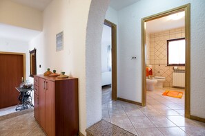 Appartement familial, Plusieurs lits, non-fumeur, vue sur le jardin | Aire de séjour | Téléviseur