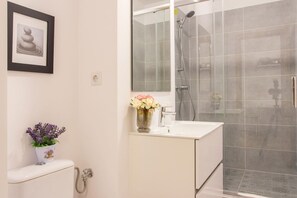 Haartrockner, Handtücher, Seife, Shampoo
