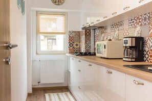 Fridge, microwave, stovetop, coffee/tea maker