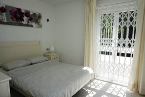 2 bedrooms, WiFi, bed sheets - COSY 2 BED APARTMENT NEAR THE BEACH (Mijas Costa)
