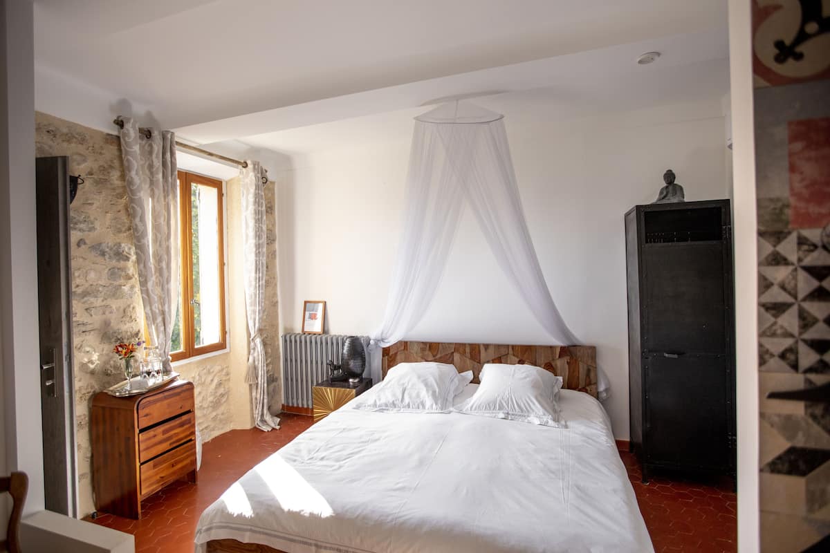 Deluxe Room, 1 King Bed, Private Bathroom, Hill View | Egyptian cotton sheets, premium bedding, Tempur-Pedic beds