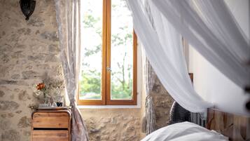 Chambre Deluxe, 1 trÚs grand lit, salle de bains privée, vue colline | Draps en coton égyptien, literie de qualité supérieure