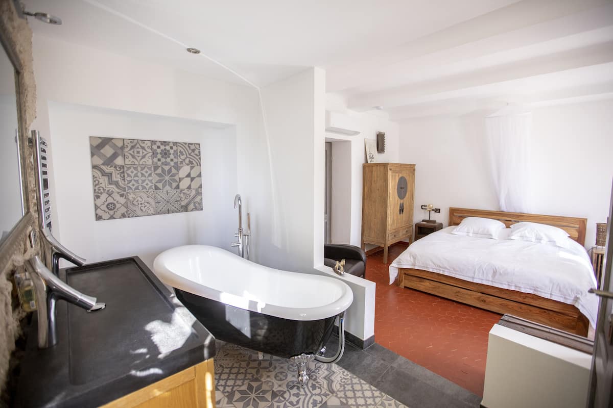 Deluxe Room, 1 King Bed, Private Bathroom, Garden View | Egyptian cotton sheets, premium bedding, Tempur-Pedic beds