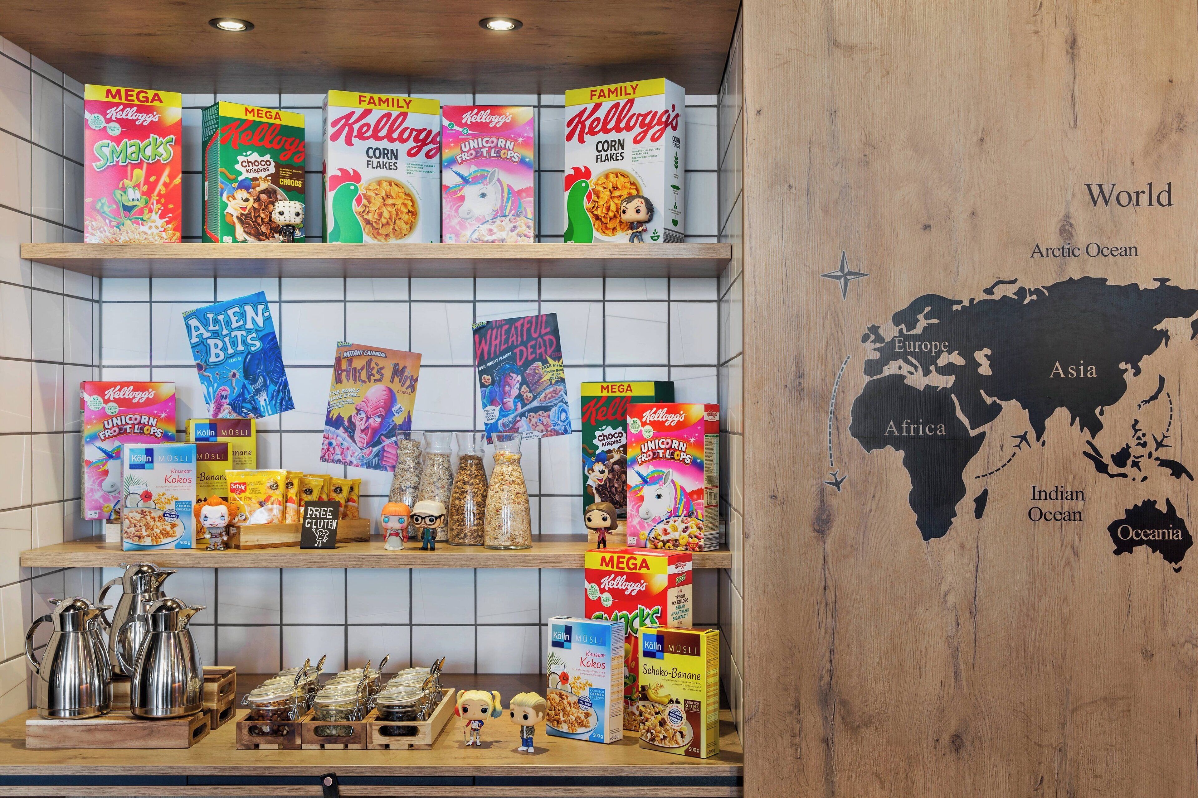 Een cornflakes display met verschillende merken en smaken, waaronder Mega Smacks en Kellogg's Unicorn Flakes.