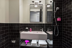 Bruser, gratis toiletartikler, hårtørrer, håndklæder