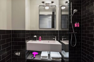 Ducha, artículos de higiene personal gratuitos y secador de pelo