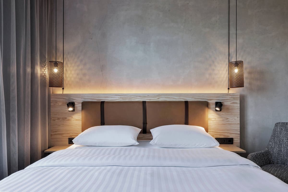 room, 1 queen bed, non smoking | 1 bedroom, in-room safe, desk, iron/ironing board