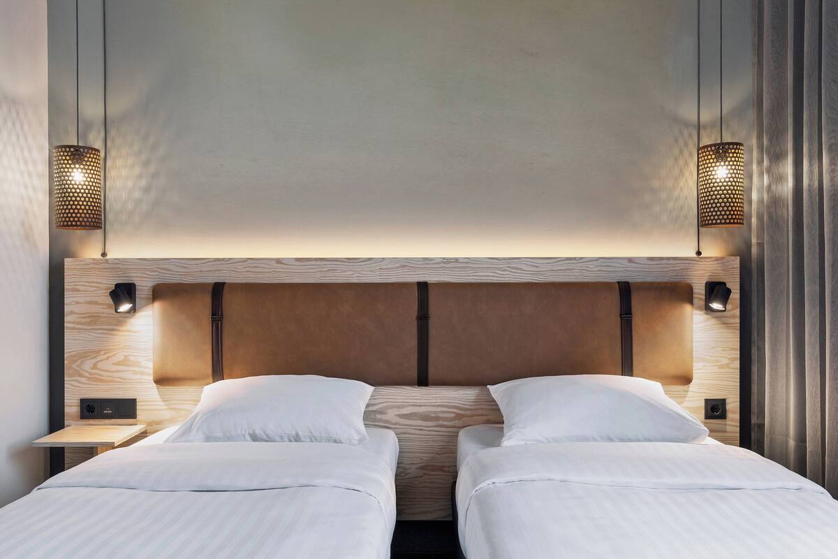 room, 2 single beds, non smoking | 1 bedroom, in-room safe, desk, iron/ironing board