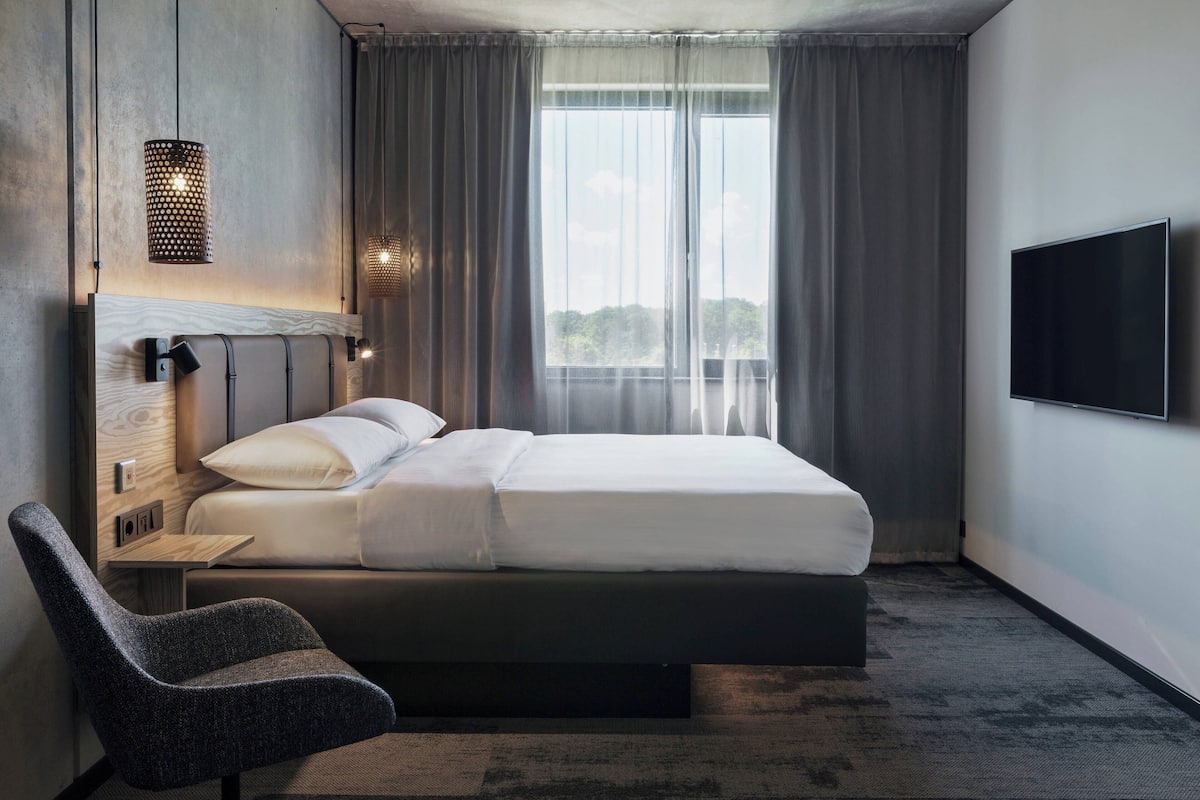 Zimmer, 1 Queen-Bett und Schlafsofa | 1 Schlafzimmer, Zimmersafe, Schreibtisch, Bügeleisen/Bügelbrett