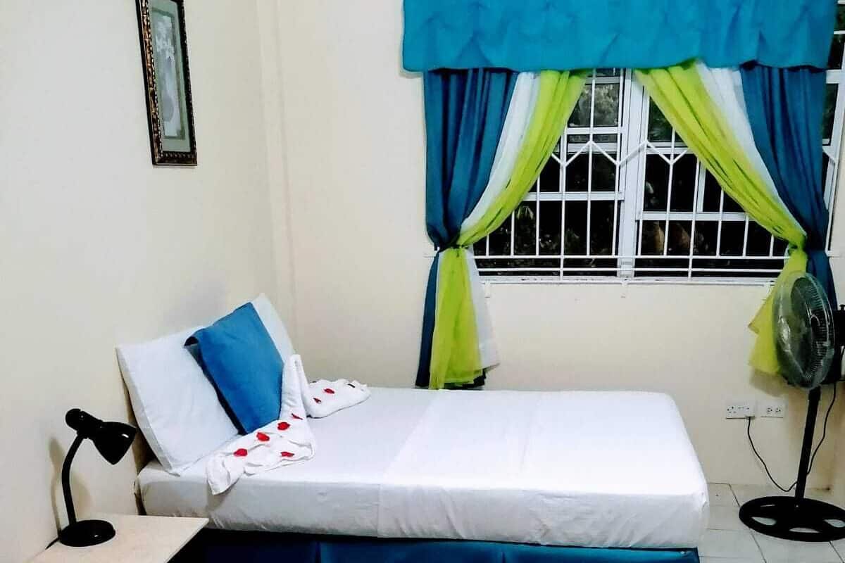 Comfort driepersoonskamer, 1 slaapkamer, balkon, uitzicht op bergen (#6) | 1 slaapkamer, luxe beddengoed, bedden met traagschuimmatras