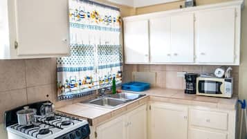 Full-sized fridge, stovetop, griddle, cookware/dishes/utensils