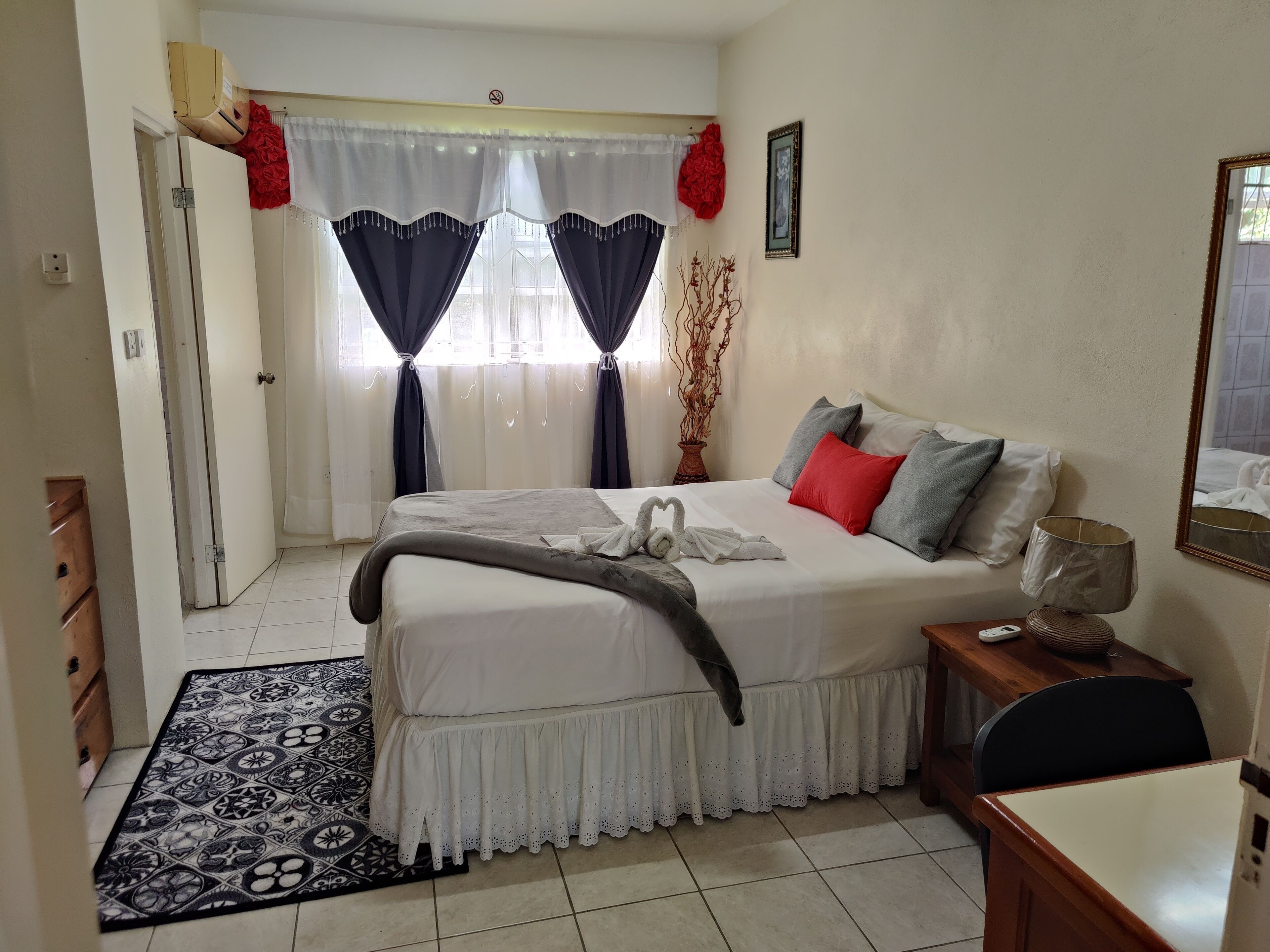 高級寝具、低反発ベッド、客室ごとに異なる装飾、客室ごとに異なるインテリア