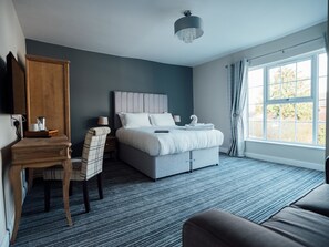 Dobbelt- eller tomannsrom – deluxe, 1 kingsize-seng med sovesofa | Oppholdsområde | En 42-tommers LED-TV med digitale kanaler samt TV