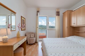 2 habitaciones, tabla de planchar con plancha y wifi gratis 