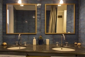 Combined shower/bathtub, hair dryer, bidet, towels - Dimora dei Giganti - a typical neapolitan terrace (Napoli)