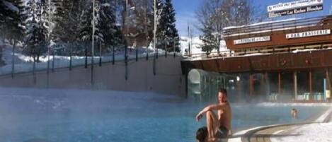 Een buitenzwembad, een verwarmd zwembad