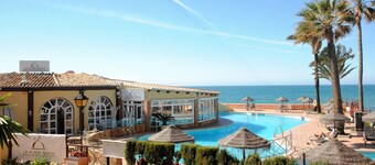 Townhouse with sea views and direct beach access in Calahonda