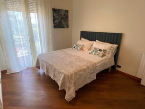 3 chambres, coffres-forts dans les chambres, bureau