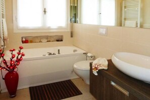 Baignoire, baignoire à remous, séchoir à cheveux, serviettes fournies