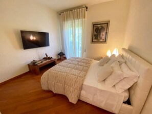 3 chambres, coffre-fort, bureau, fer et planche à repasser