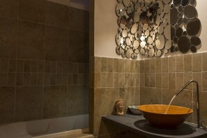 Combined shower/bathtub, hair dryer, bidet, towels - Casa Latina - cozy neapolitan terrace (Napoli)