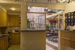 Frigorifero, forno, piano cottura, tostapane