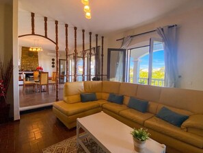 テレビ、暖炉、DVD プレーヤー