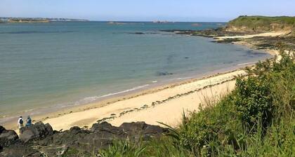 village de yourtes entre Dinan et Saint Malo proche mer plage mont saint michel
