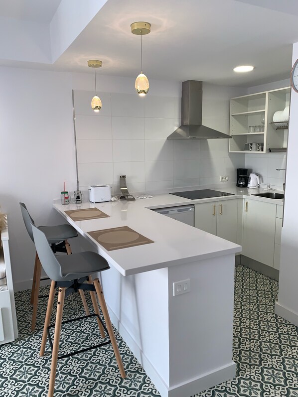 Réfrigérateur, micro-ondes, plaque de cuisson, cafetiÚre/bouilloire